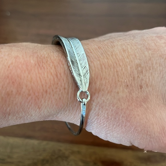 Lia Sophia feather bangle - Picture 3 of 4